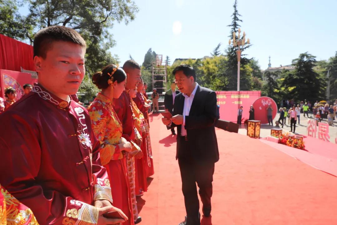 宣传部部长七夕为新人证婚宣传部部长七夕为新人证婚，爱的誓言与文化的传承