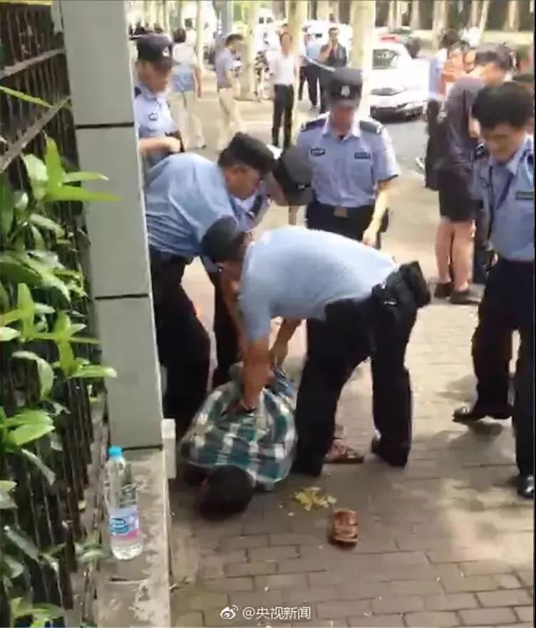 上海阿姨偶遇受伤男孩 塞给他500元上海阿姨偶遇受伤男孩，慷慨解囊塞给他500元