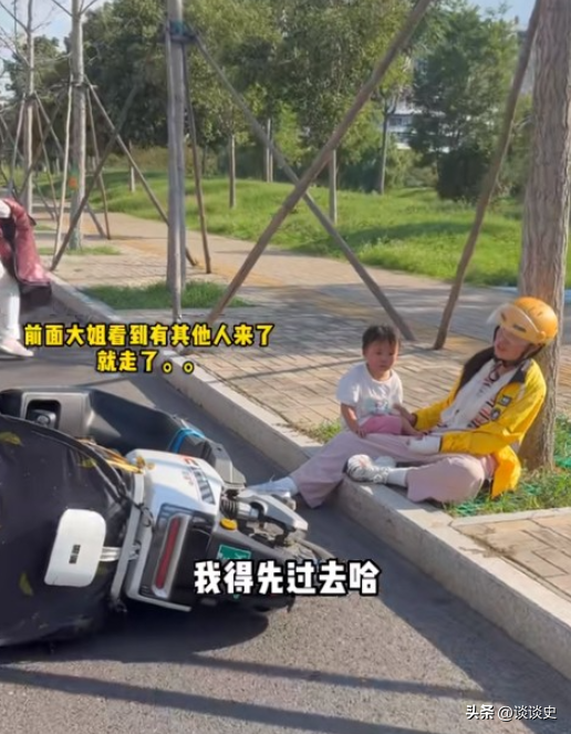 骑手送餐摔倒骑手送餐背后的辛酸与挑战，一次摔倒引发的思考